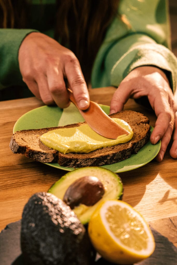 Werbebild Kreuzbergkind für Tartex - Avocado Brotaufstrich wird auf ein Brot gestrichen